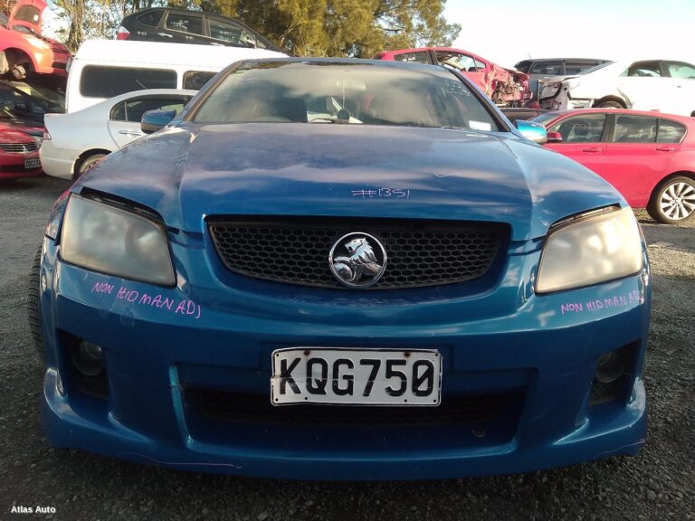 wrecking holden commodore
